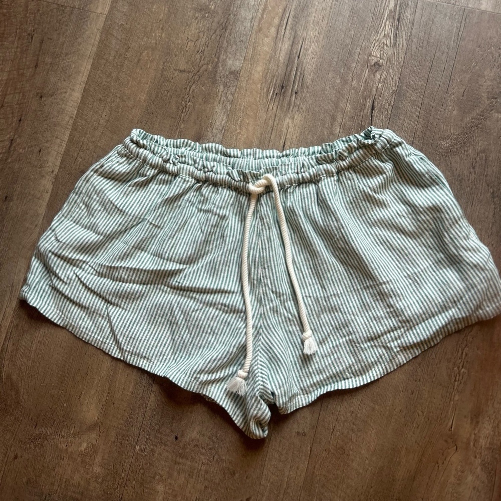 Universal Threads White Shorts with Green Pinstripes – Size Medium- NWT